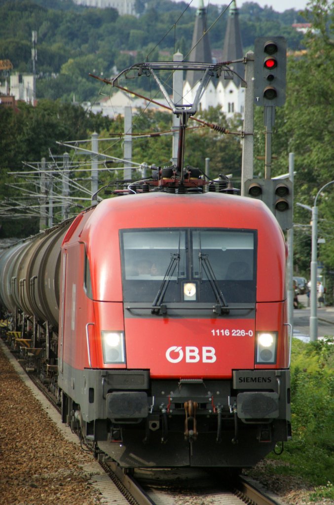 Taurus 1116 226 zieht einen Kesselwagenganzzug auf der Verbindungsstrecke zwischen Wien Meidling und Wien Htteldorf. 31.7.2009