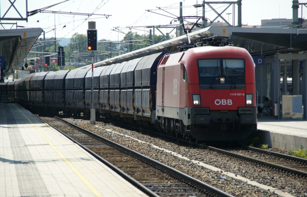 Taurus 1116 227 schleppt in langsamer Fahrt einen  Erzbomber  durch den Bahnhof Wien Meidling. 16.7.2009