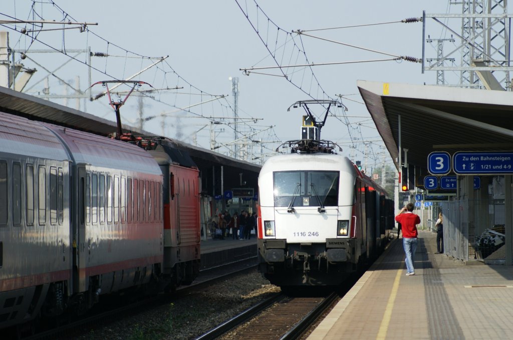 Taurus 1116 246  ehemalige Bundesheer Werbelok  fahrt mit dem IC547 von Wien Meidling nach Graz in Wr.Neustadt ein. In der Gegenrichtung fahrt die 1044 096 mit dem IC654 von Graz kommend in Wr.Neustadt ein. Ziel ist Wien Meidling. 24.4.2010