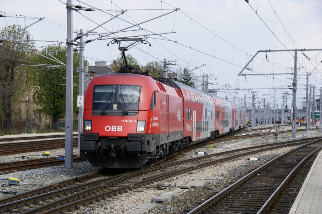 Taurus 1116 260  Europischer Lokfhrerschein  fhrt mit einem DoSto kommend aus Retz in die Endhaltestelle Wien Meidling ein. 10.4.2010