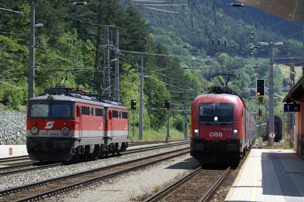 Taurus 1116 274 fahrt gerade mit dem R2321 aus Breslav in Payerbach-Reichenau ein. Auf dem neben Gleis stehen zwei 1142 und warten auf die Freigabe zur weiterfahrt. 5.6.2010