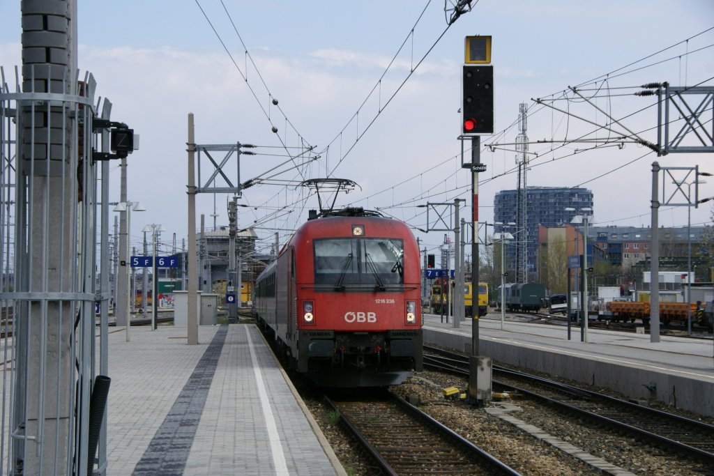 Taurus 1216 236 fhrt mit einem Umleitungsreisezug kommend aus Prag in Wien Meidling ein. Nach kurzem Aufenthalt fhrt es weiter nach Wr. Neustadt Hbf. 10.4.2010