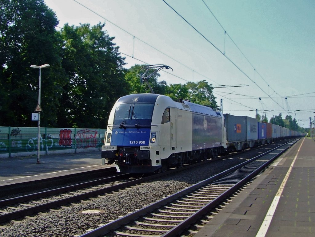 Taurus 1216 950 der Wiener Lokalbahnen Cargo mit Containerwagen am 24.05.2009 am Bf Knigswinter. Die Elektrolokomotiven der Baureihe Siemens ES64U4 ist in sterreich eingesetzt als Reihe 1216 (Taurus 3), in Deutschland als Baureihe 183. Am 2. September 2006 stellte eine 1216 einen Weltrekord fr konventionelle Lokomotiven auf, sie erreichte  357 km/h.