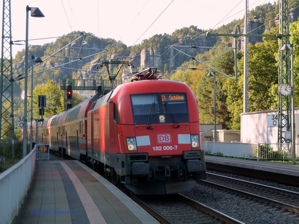 Taurus 182 006 fhrt mit der S1 in den Bahnhof Rathen ein.
1.10.11