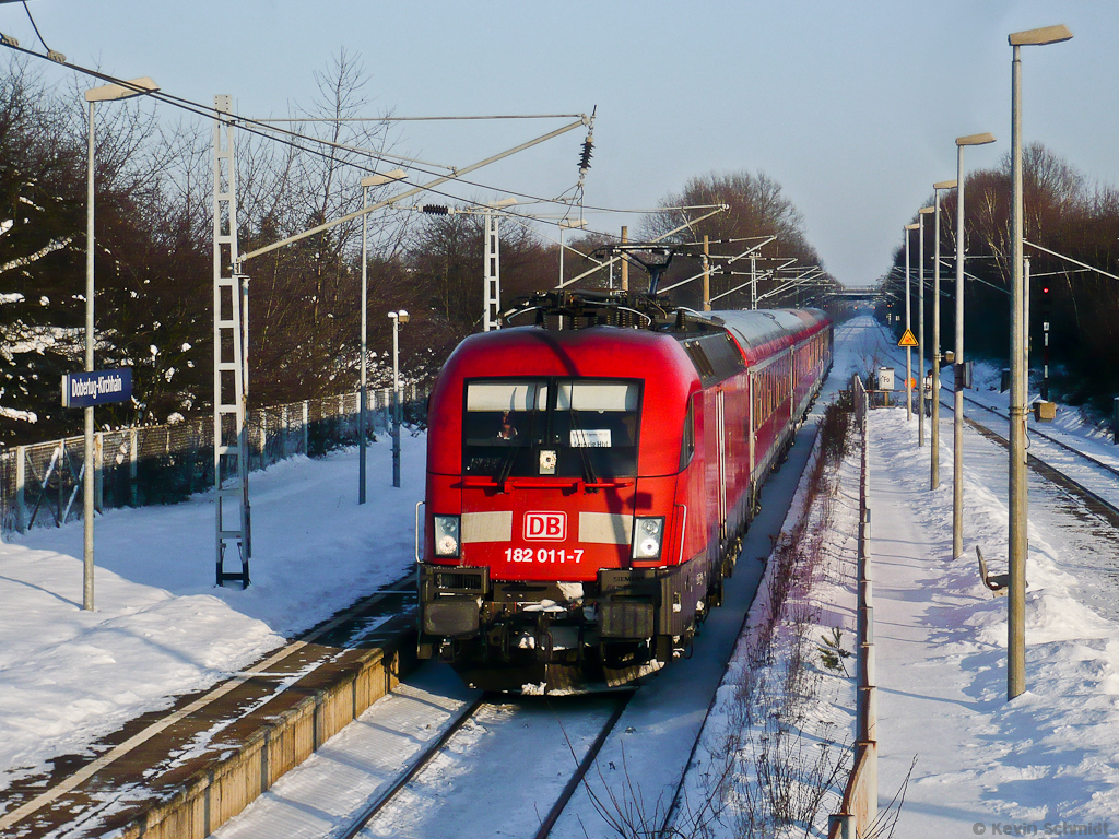 Taurus 182 011-7 erreicht mit einem RE von Cottbus nach Leipzig Hbf den Bahnhof Doberlug-Kirchhain auf Gleis 3. (04.12.2010)
