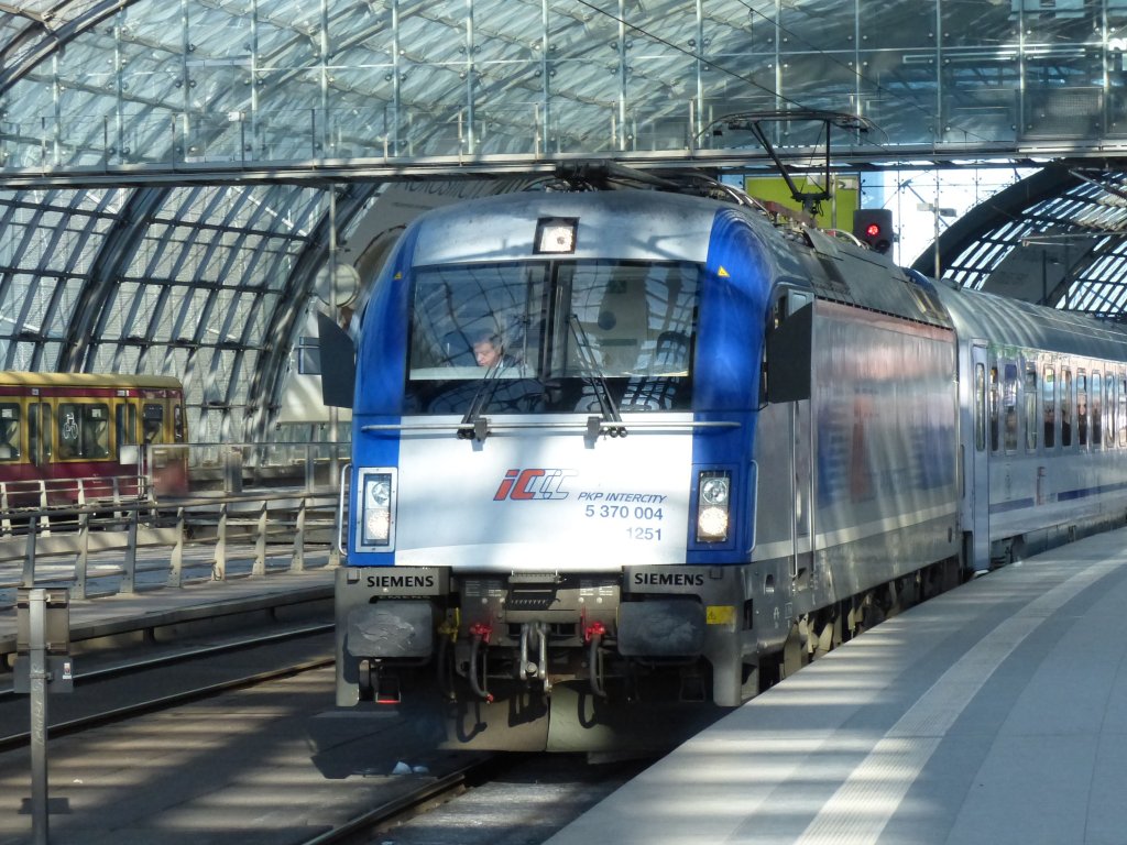 Taurus 5 370 004 mit dem Berlin-Warschau Express am 23.03.2013 auf dem Berliner Hauptbahnhof.
