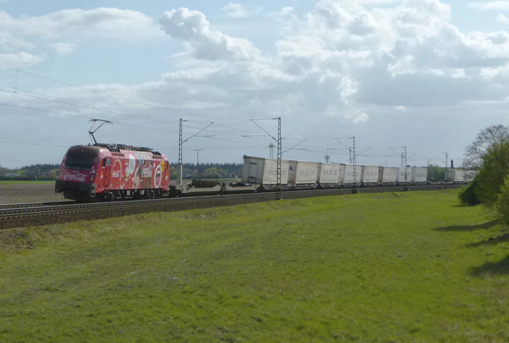 Taurus 541 101 mit Coca Cola Werbung ist mit dem EKOL am 18.04.2012 bei Waghusel