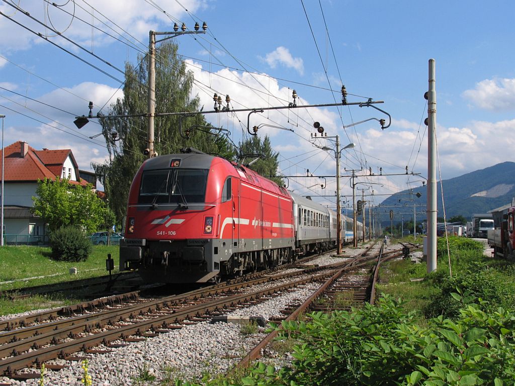 Taurus 541 106  mit IC 210 Beograd (Serbien)-Villach (sterreich) auf Bahnhof Lesce Bled (Slovenien) am 9-8-2010.