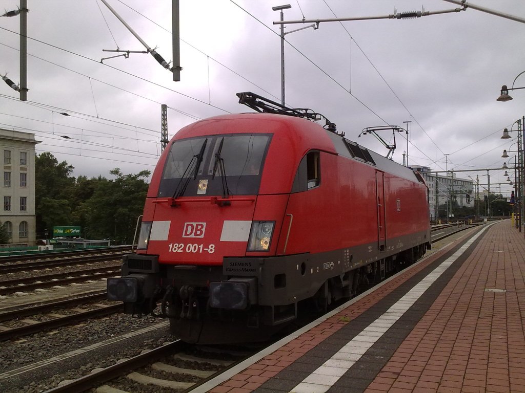 Taurus BR 182 001 bei der Ausfahrt im Dresdener HBF
14.08.10