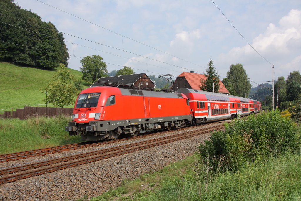Taurus im Elbtal: Mit der S1 von Meien nach Bad Schandau passiert 182 003-4 den Bahnbergang Rathen/Strand. Fotografiert am 17.08.2011. 