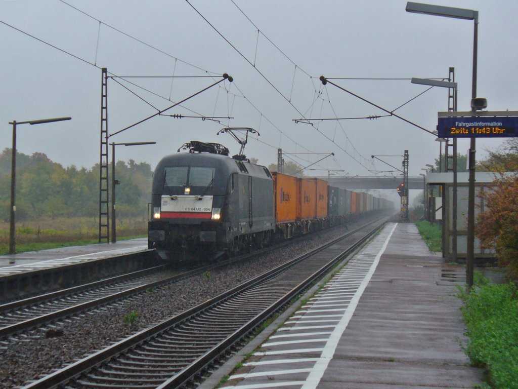 Taurus ES 64 U2-004 zieht bei Starkregen einen Containerzug am 05.10.2011 durch Wiesental