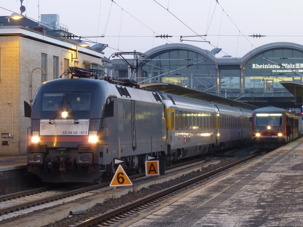 Taurus ES 64 U2 014 mit dem EC 6 bei Halt in Mainz Hbf am 30.1.11