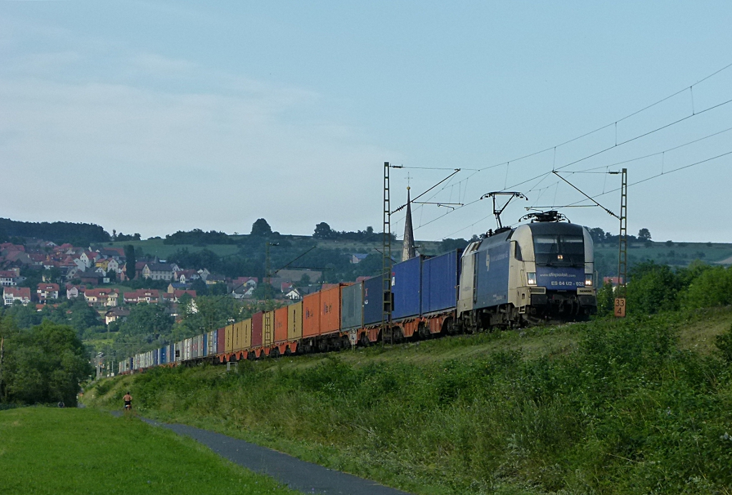 Taurus ES 64 U2 023 der WLB ist mit einem Containerzug am 05.07.2012 bei Wernfeld