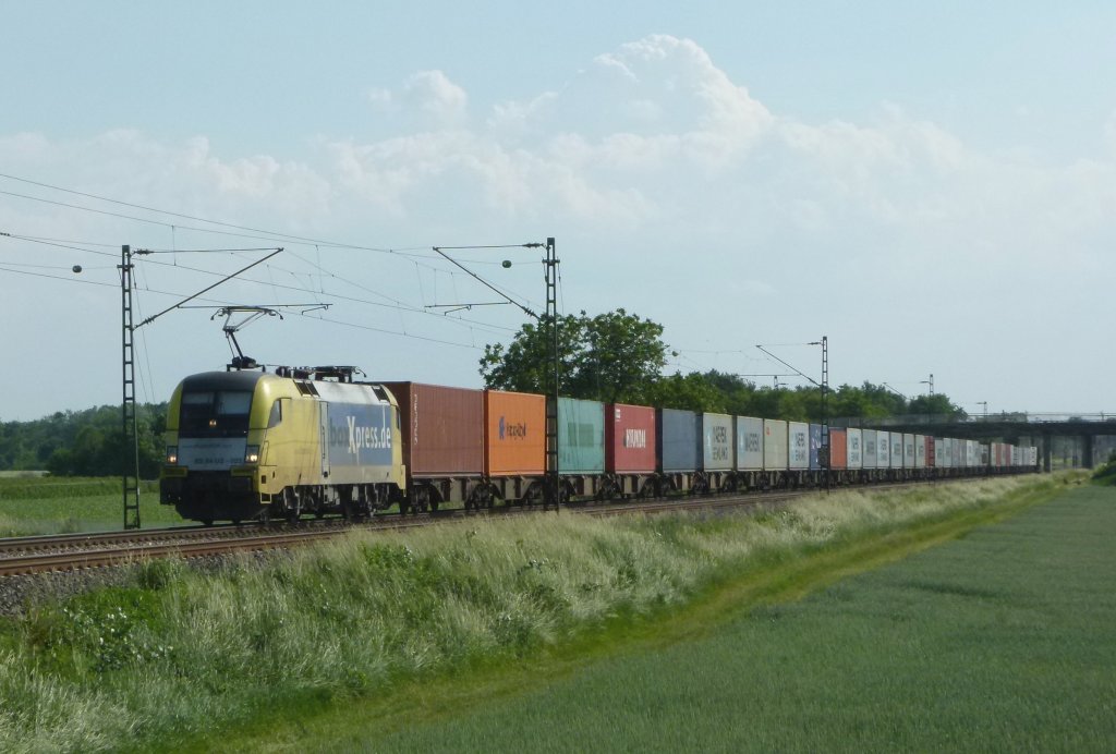 Taurus ES 64 U2 025 ist mit einem Containerzug am 29.05.2012 bei L�tzelsachsen

