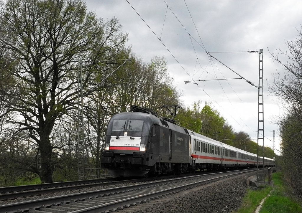 Taurus ES 64 U2-073 bei Gro�burgwedel n�rdlich von Hannover bei Gro�burgwedel.
Der Nachmittag des 26.04.2012 war schon ziemlich vorangeschritten, das Licht tr�be, das Wetter ebenso, trotzdem lie� ich mir die Chance nicht entgehen, mich angesichts des regen Schienenverkehrs dort ans Gleis zu stellen.