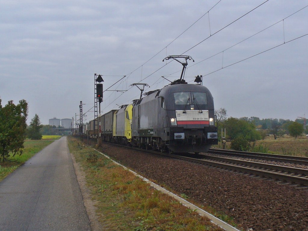 Taurus ES 64 U2-099 und ES 64 U2-095 ziehen einen Containerzug am 05.2011 durch Wiesental

