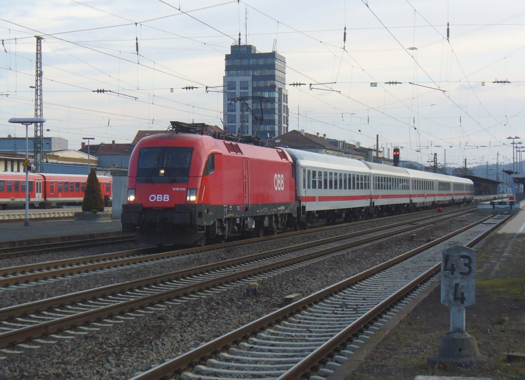 Taurus BB 1016 010-9 zieht den IC 2058 Frankfurt (Main) - Saarbrcken am 02.12.2011 aus Kaiserslautern