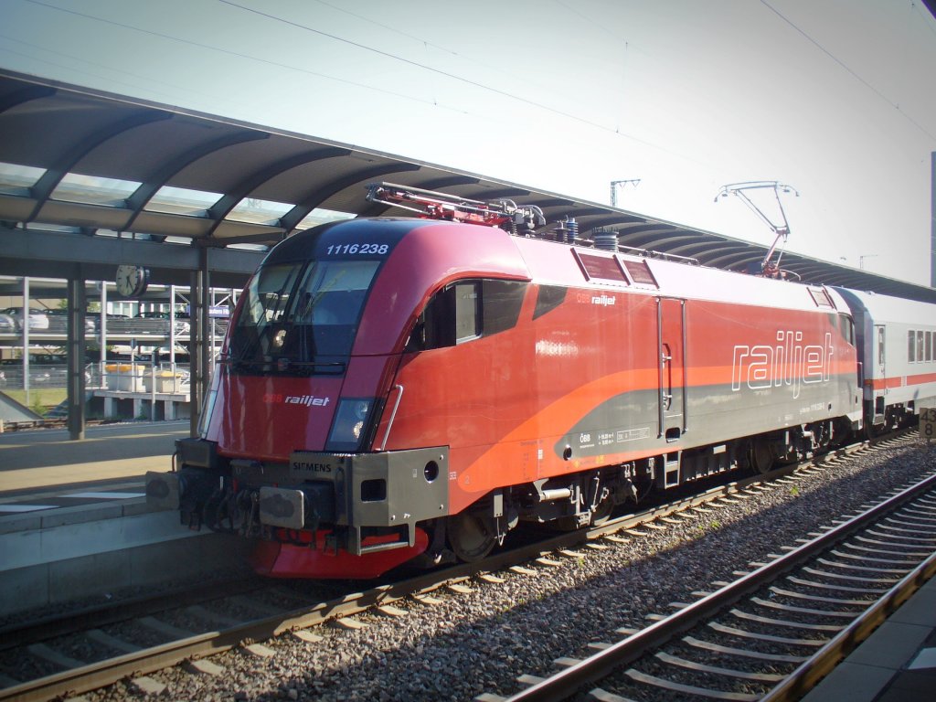 Taurus BB 1116 238-2 railjet steht mit dem IC 2057 Saarbrcken Hbf - Frankfurt (Main) Hbf am 30.05.2011 in Kaiserslautern Hbf
