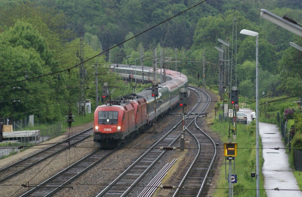 Taurus-Tandem 1116 042 und 1116 276 ziehen gemeinsam den EC163  Transalpin   durch den Bahnhof Tullnerbach-Pressbaum. 15.5.2010