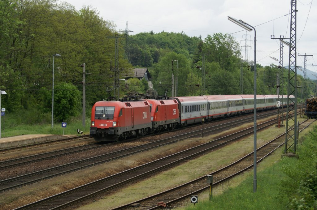 Taurus-Tandem 1116 240 und 1116 068 fahren mit dem EC564  Universit�t Salzburg  von Wien West nach Bregenz gerade durch den Bahnhof Rekawinkel. 15.5.2010