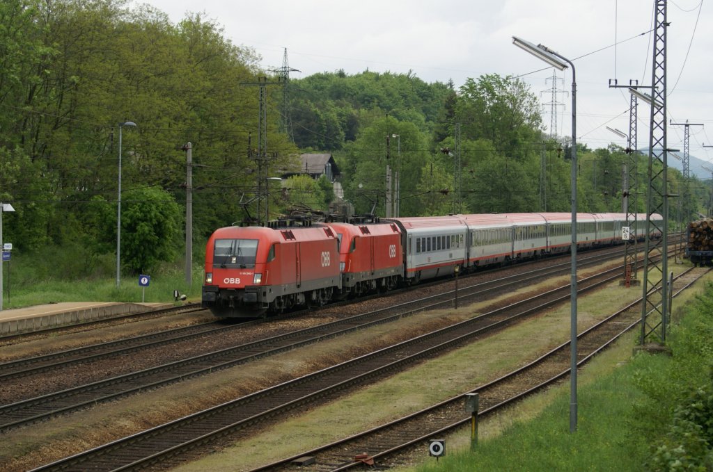 Taurus-Tandem 1116 240 und 1116 068 fahren mit dem EC564  Universitt Salzburg  von Wien West nach Bregenz gerade durch den Bahnhof Rekawinkel. 15.5.2010