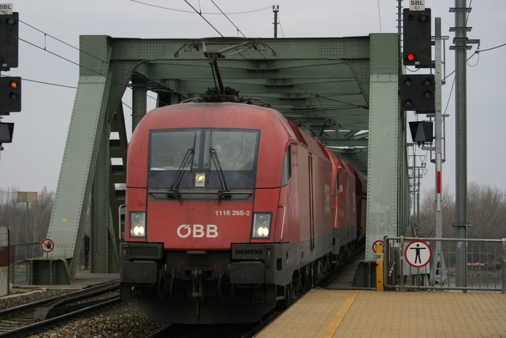 Taurus-Tandem mit der 1116 268 und 1116 xxx bringen einen Kohlezug ber die Donau Richtung ZVBF Kledering. Wien Praterkai am 20.3.2010