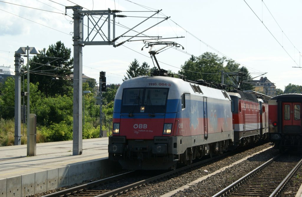 Taurus Werbe-Lok 1116 084  EM-Russland  zieht mit zwei 1144 einen Gterzug durch Wien Meidling. Die erste 1144 zieht aktiv mit und die zweite lauft nur kalt mit. 20.7.2009