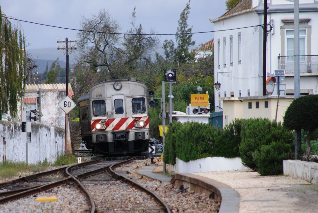 TAVIRA (Distrikt Faro), 17.02.2010, ein Regionalzug nach Faro bei der Einfahrt