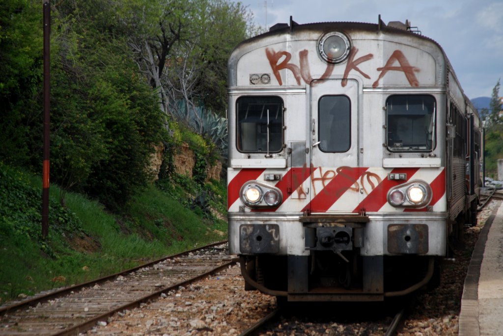 TAVIRA (Distrikt Faro/Concelho Tavira), 17.02.2010, ein Regionalzug nach Faro im Bahnhof Tavira
