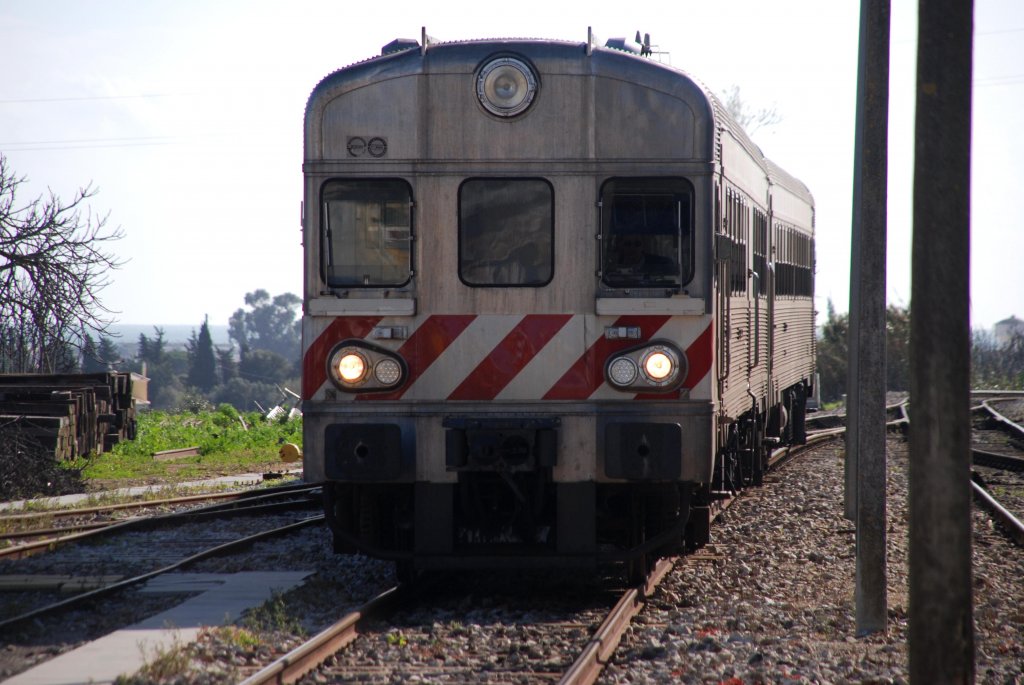 TAVIRA (Distrikt Faro/Concelho Tavira), 17.02.2010, ein Regionalzug von Faro nach Vila Real de Santo António bei der Einfahrt in den Bahnhof Tavira