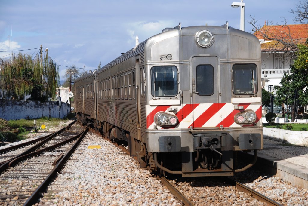 TAVIRA (Distrikt Faro/Concelho Tavira), 17.02.2010, ein Regionalzug nach Vila Real de Santo António bei der Ausfahrt aus dem Bahnhof Tavira