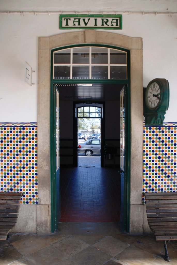 TAVIRA (Distrikt Faro/Concelho Tavira), 17.02.2010, Eingang vom Bahnsteig ins Bahnhofsgebäude