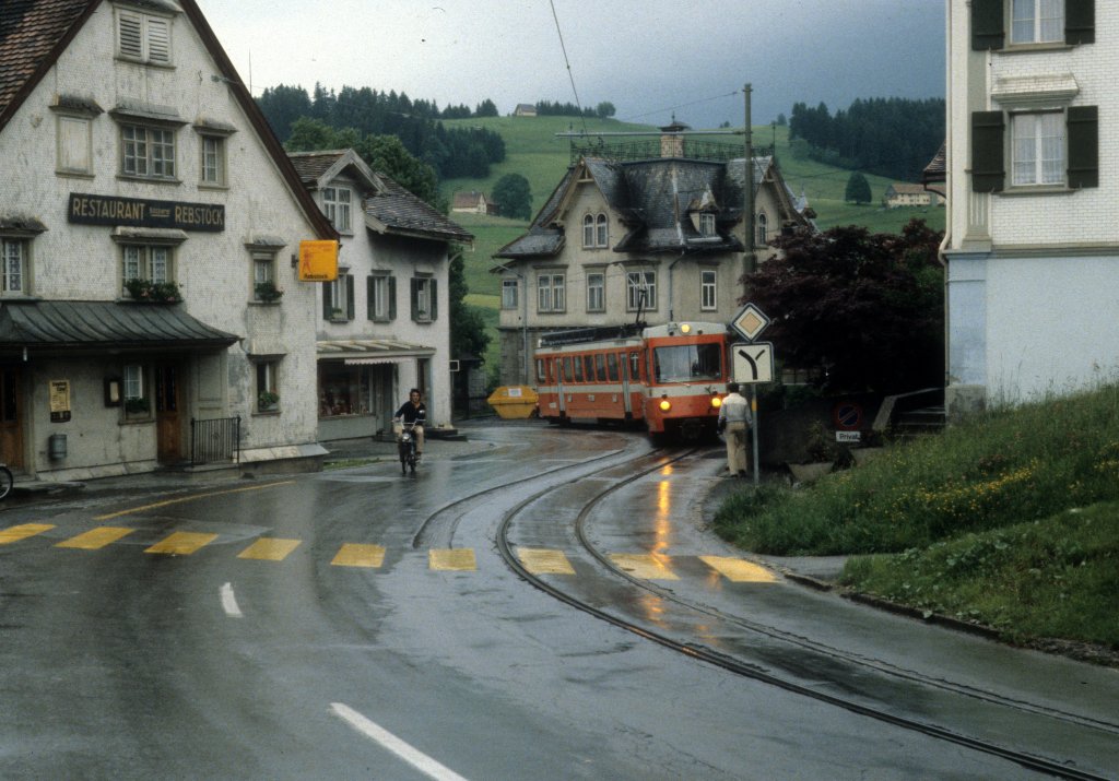 TB, Trogenerbahn: Ein Zug der TB (BDe 4/8) fhrt am 27. Juni 1980 in der  Hauptstrasse in Speicher. 