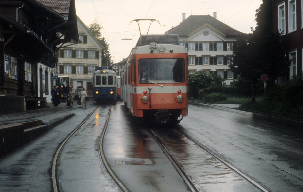TB, Trogenerbahn: Zwei Zge der Trogener Bahn treffen sich am 27. Juni 1980 in der Hauptstrasse in Speicher (Haltestelle Speicher).