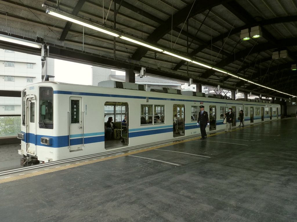 Tbu-Konzern, Daishi-Linie - eine der krzesten Bahnlinien Japans: Diese Linie ist nur 1 km lang, Fahrzeit 2 Minuten. Sie fhrt vor den grossen Daishi-Tempel im Osten von Tokyo, wo bei den Tempelfesten und in der Neujahrsnacht grosser Andrang herrscht. Gefahren wird mit einem Zweiwagenzug Serie 8000 des Tbu-Konzerns (hier Nr. 8565/8665). Bild im Tempel-Bahnhof Daishi-mae, 13.Oktober 2011. 