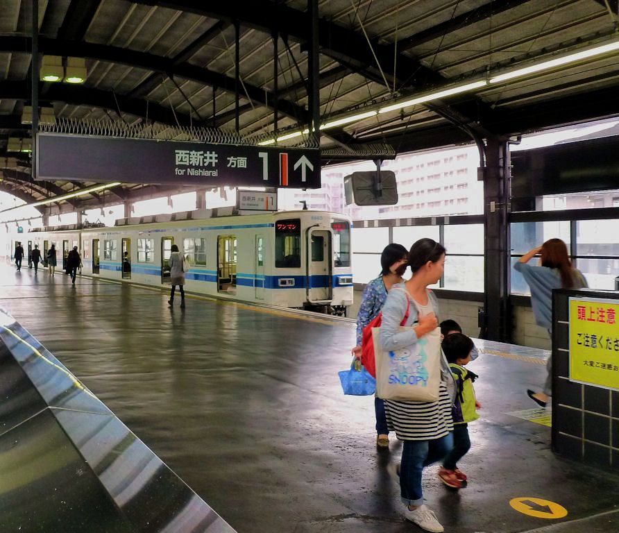 Tbu-Konzern, Daishi-Linie - eine der krzesten Bahnlinien Japans: Der Zweiwagenzug 8565+8665 in Daishi-mae, 13.Oktober 2011.