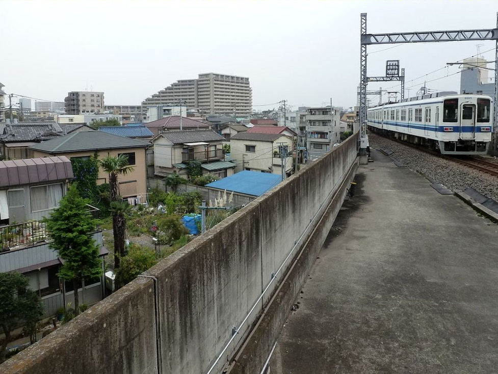 Tbu-Konzern, Daishi-Linie - eine der krzesten Bahnlinien Japans: Ausfahrt des Zuges (Wagen 8565+8665) aus dem Bahnhof beim Daishi-Tempel; in 2 Minuten wird er wieder in Tokyo-Nishi Arai sein. 13.Oktober 2011.