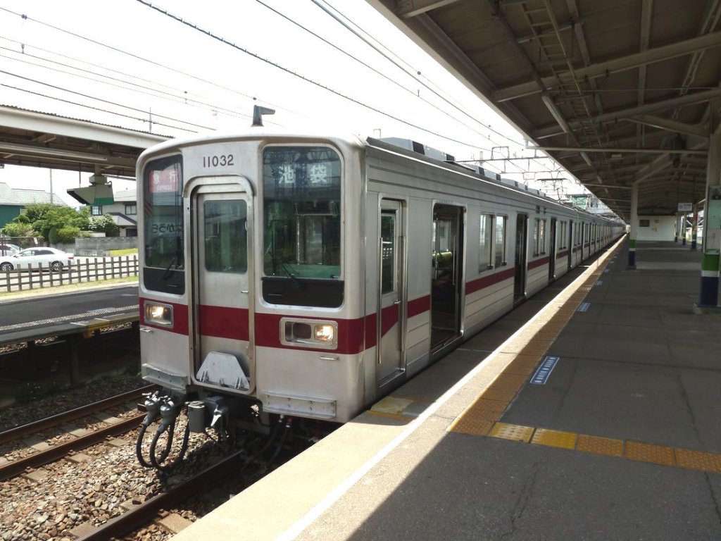 Tbu-Konzern Serie 1xxxx: Die 486 Wagen dieser 1983-1996 gebauten Serie dienen dem Vororts- und Lokalverkehr; sie sind zu 2-,4-,6-,8- und 10-Wagenzgen formiert. Im Bild steht der 10-Wagenzug 11032 in Shinrin Ken im Nordwesten von Tokyo, 24.Juni 2011.