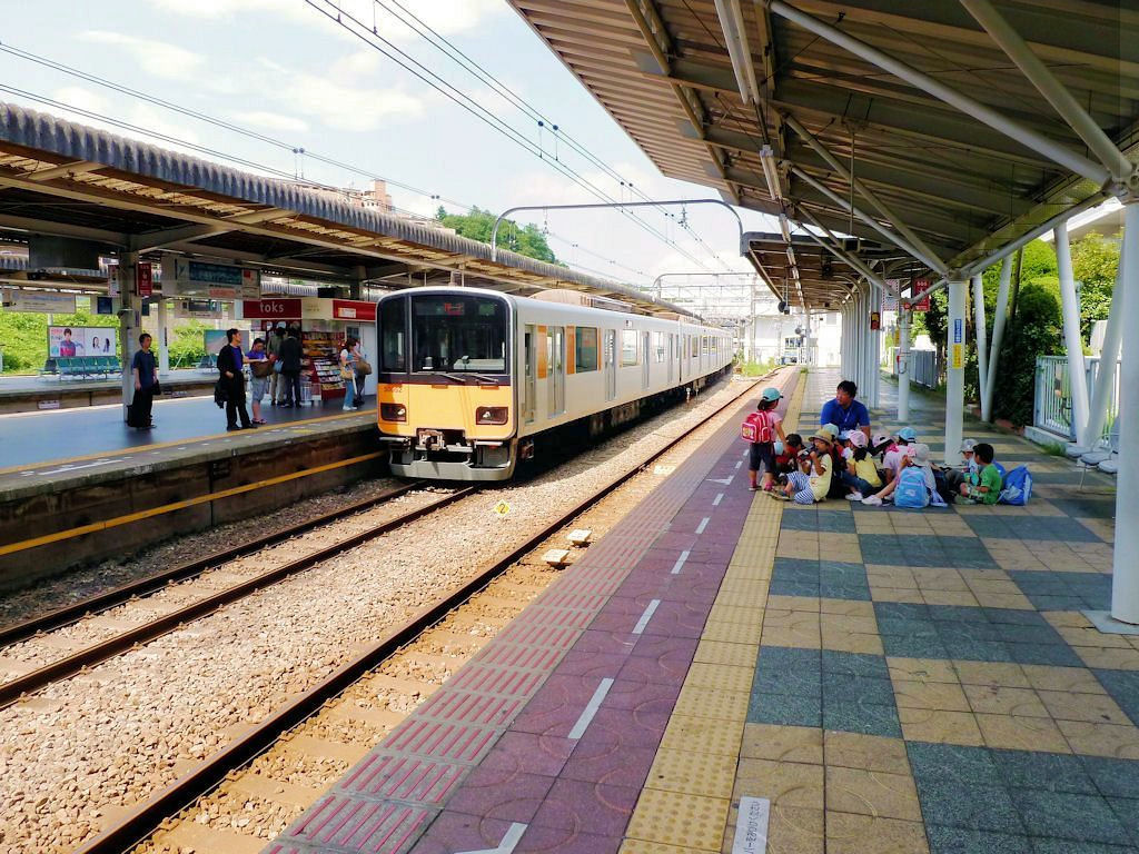 Tbu-Konzern Serie 5xxxx / Tokyo Metro Hanzmon-Linie / Tky-Konzern: Ein Zug des Tbu-Konzerns fhrt weit im Westen von Tokyo als Kurszug des Tky-Konzerns in die Station Nagatsuta ein. Sobald er Tokyo erreicht, wird er als Kurszug der Tokyo Metro die Stadt unterqueren; dann wird er auf seinem eigenen Tbu-Netz im Norden von Tokyo weiter nach Norden fahren. Zug 50051, 25.Juni 2011.