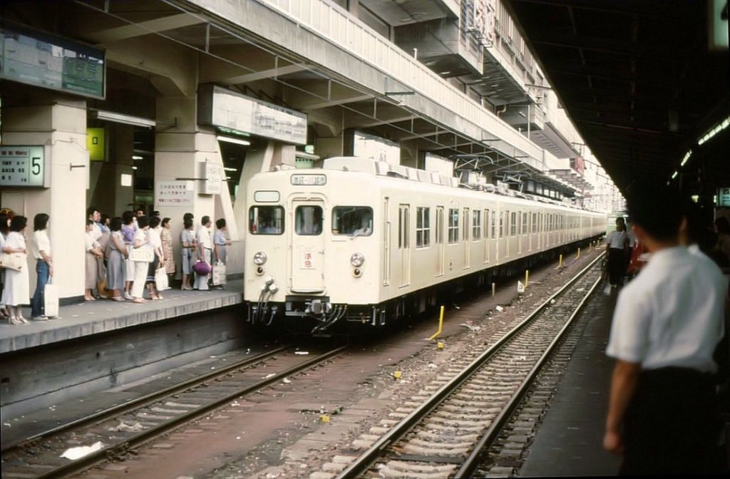 Tbu Serie 8000, der klassische Tbu-Lokalverkehrszug: An einem der beiden grossen Ausgangsbahnhfe des Tbu-Konzerns in Tokyo fhrt Zug 8181 ein. Tokyo-Ikebukuro, 3.Juli 1979. 