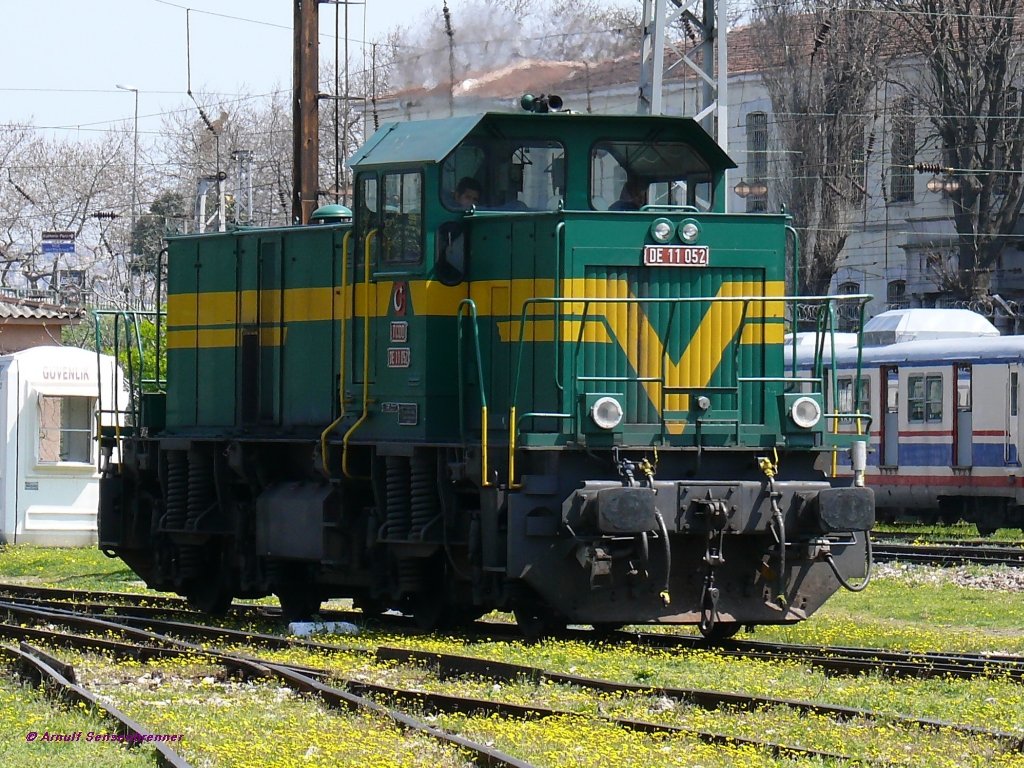 TCDD DE-11052  
Dieselelektrische Lok, die bei Tlomsas in Lizenz von Krauss-Maffei gebaut wurde.

11.04.2009 Istanbul-Sirkeci