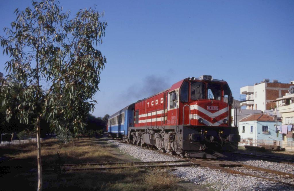 TCDD DE 18210 fhrt mit dem Express nach Denizli am 28.9.1998 um 16.55 Uhr
in Selcuk ein.