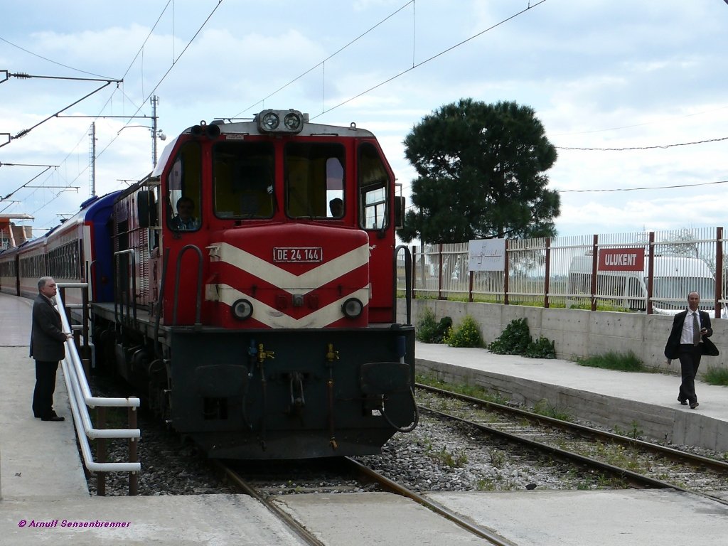 TCDD-DE24144
am derzeitigen provisorischen Streckenende in Ulukent kurz vor Izmir.
Die Strecke nach Izmir hinein ist wegen der derzeit stockenden Elektrifizierung fr den Vorortverkehr gesperrt.
15.04.09
