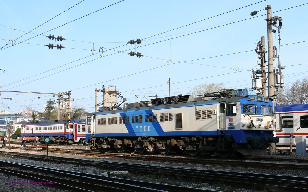 TCDD E43010 in Istanbul-Haydarpasa. Im Hintergrund fhrt E43043 mit einem Schnellzug Richtung Osten.
11.04.2009