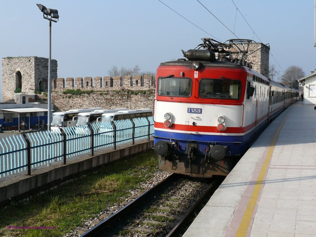 TCDD E52520 (ehemals ZBH 441-407) fhrt den internationalen Schnellzug D444 „Dostluk Ekspresi“ von Thessaloniki nach Istanbul. Dieser recht pnktliche Zug besteht aus vier modernen trkischen Reisezugwagen des Typs TVR2000.
Istanbul-Cankurtaran 

11.04.09
