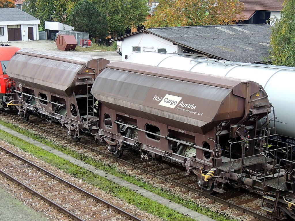Tdrrs 21 81 0884 302-8 von RailCargoAustria ist entladen, und wird mit G68807 vom Bhf. Ried abgefhrt; 121010
