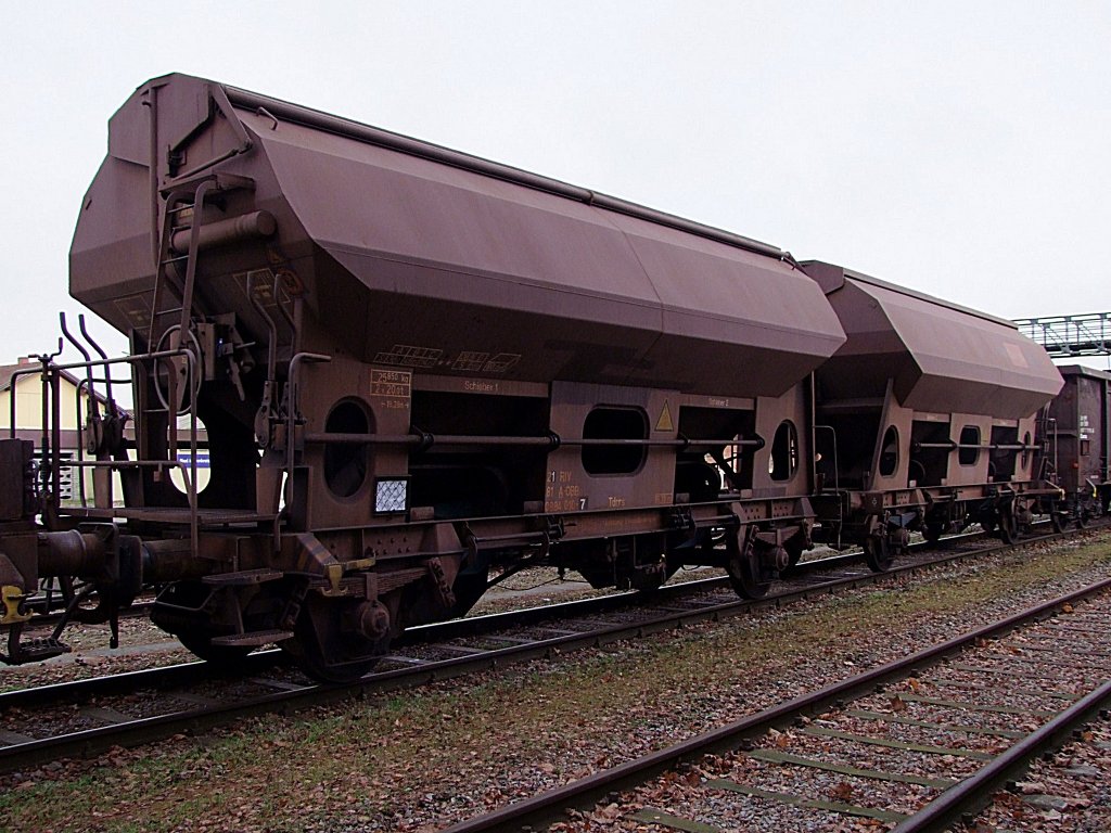 Tdrrs 21810884010-7 ist am Bahnhof Ried mit Zuckerrbenschnitten eingetroffen;101121