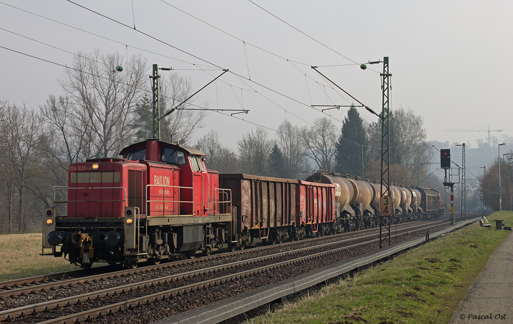 Teckbahn-Gterzug bei Wernau: 294 835 bringt am 28. Mrz 2013 EK 56105 nach Oberlenningen. Hier konnte sie in Wernau abgelichtet werden. Am Ende schiebt eine weitere 294 den Zug nach.
