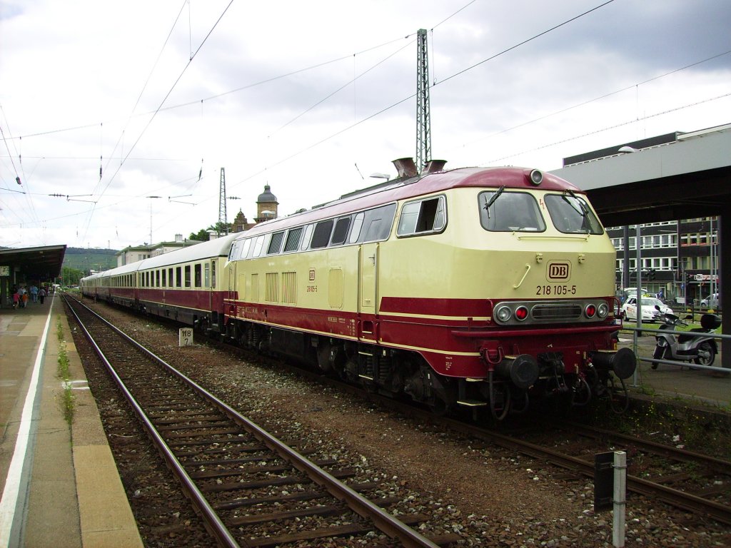 TEE 72092 wurde von Frankfurt bis Heilbronn von 218 105-5 gezogen, am Zugende lief die 103 mit. So hat am 05.08.2012 dieser Zug den Heilbronner Hauptbahnhof erreicht und wird nach kurzem Aufenthalt mit den geladenen Gsten nach hringen weiterfahren.