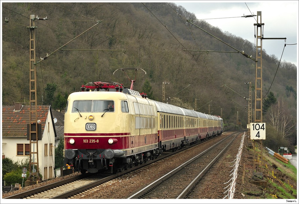 TEE-Rheingold (103 235 + Wagen + E10 121) beim Dampfspektakel 2010 auf der Fahrt von Dortmund nach Trier; hier kurz vor der Hst. Ehrang-Ort, 3.4.2010.